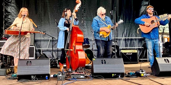 Acara Akustikan dengan Menggunakan Perangkat Sound System yang Handal dan Ditunjang dengan Speaker Monitor untuk Acara Akustikan