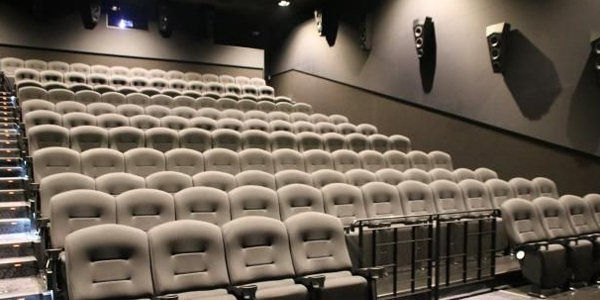 Menggantung Speaker di Dinding Bioskop agar Sound System Bioskop Memberikan Audio Optimal ke Seluruh Sudut Ruangan