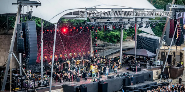 Sebuah Konser Outdoor dengan Sound System Lengkap degan Total Daya Hingga 50000 Watt