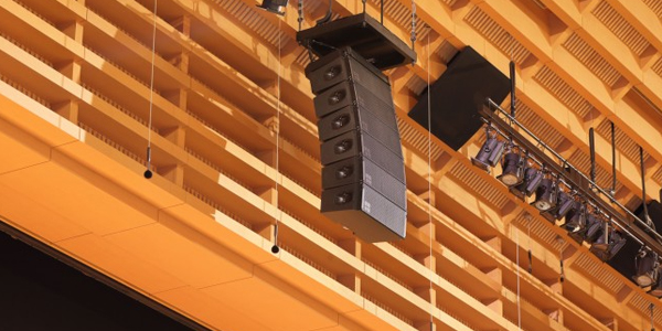 Sound System untuk Bioskop Berupa Line Array yang Digantung Memberikan Efek Suara yang Surround dalam Ruang Bioskop