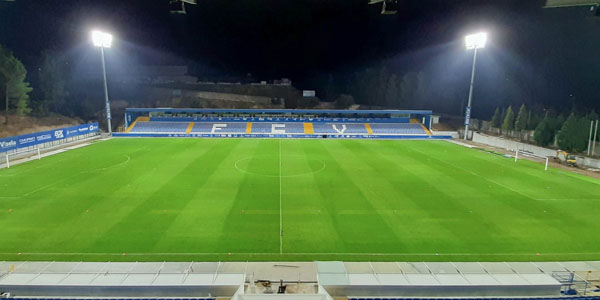 Walaupun Harga Lampu Stadion Sepak Bola Sangat Tinggi Namun Memberikan Pencahayaan Terbaik dan Lebih Efisien Karena Hanya Butuh Beberapa Lampu untuk Menerangi Seluruh Lapangan