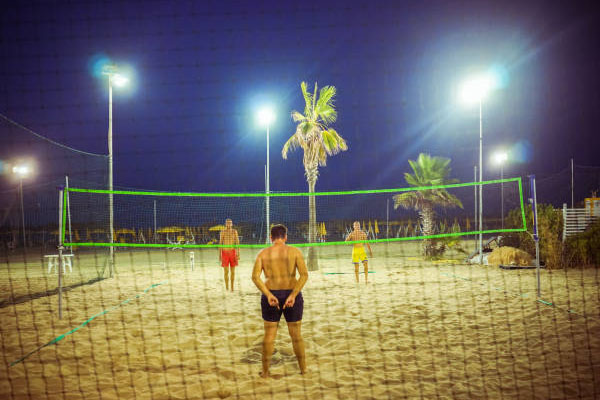 Fungsi Lampu LED untuk Lapangan Volly Sangat Terlihat Pada Lapangan Outdoor di Malam Hari